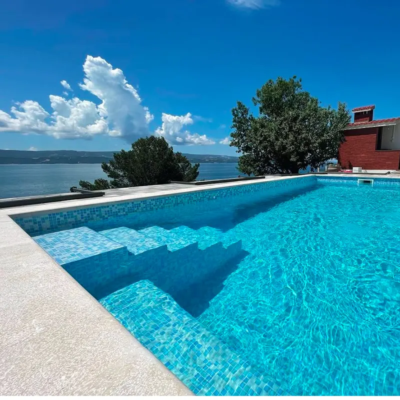 Bazen s pogledom na more